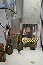 Автомат закаточный для алюминиевых винтовых колпачков под накатку резьбы с транспортером и ориентатором МЗ-В12Л